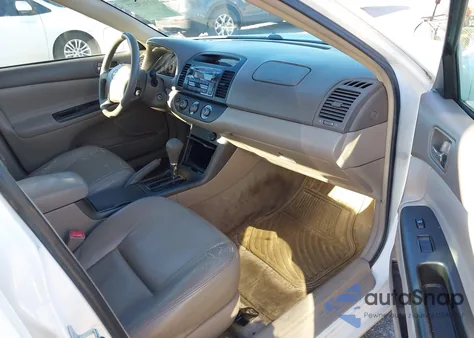 2005 Toyota Camry Le z USA, uszkodzony, nr VIN 4T1BE32K65U398000